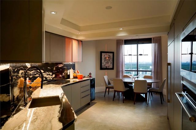 2000 Island Boulevard #2404, Aventura