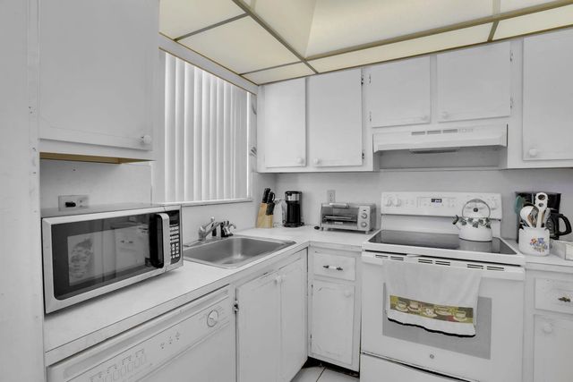 5 of 27 - 2751 E Sunrise Lakes Drive #204, Sunrise, FL