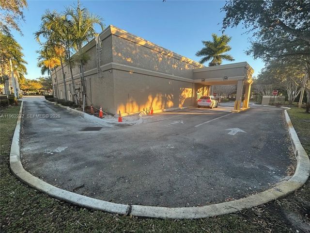 5 of 6 - 2575 Glades Circle, Weston, FL