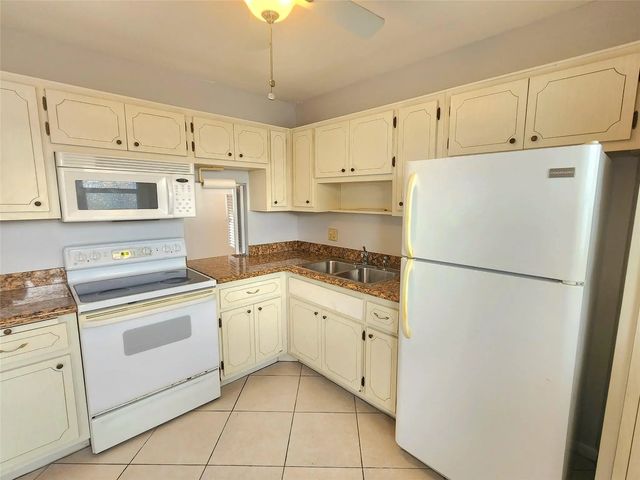 2 of 17 - 2223 Park Lane #105, Hollywood, FL