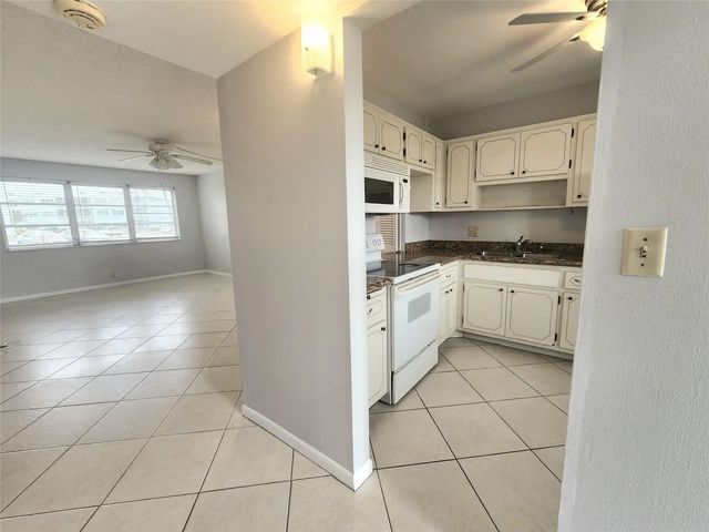 4 of 17 - 2223 Park Lane #105, Hollywood, FL