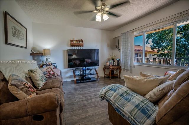 5 of 25 - 251 Sw 134th Way #302m, Pembroke Pines, FL
