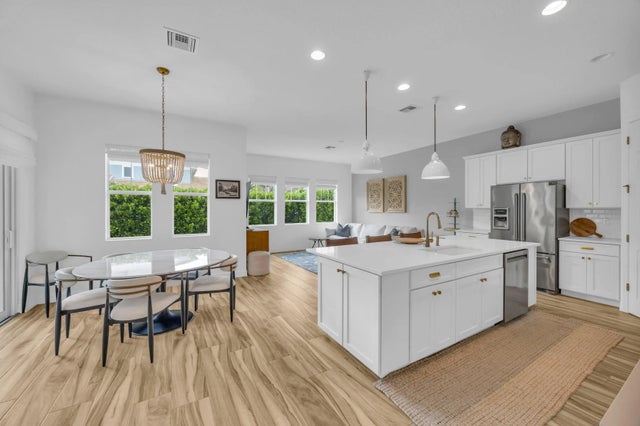 Photo of Listing #R11162570