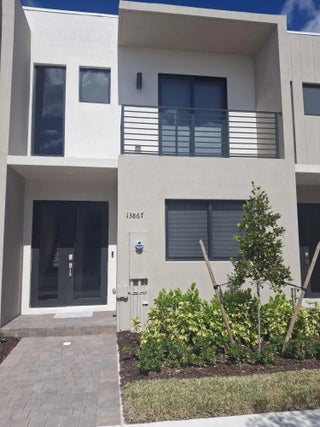 Photo of Listing #R11162817