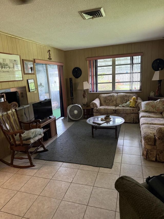 3 of 16 - 626 S Crescent Drive, Hollywood, FL