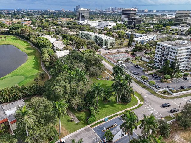 4 of 19 - 1617 Embassy Drive, West Palm Beach, FL