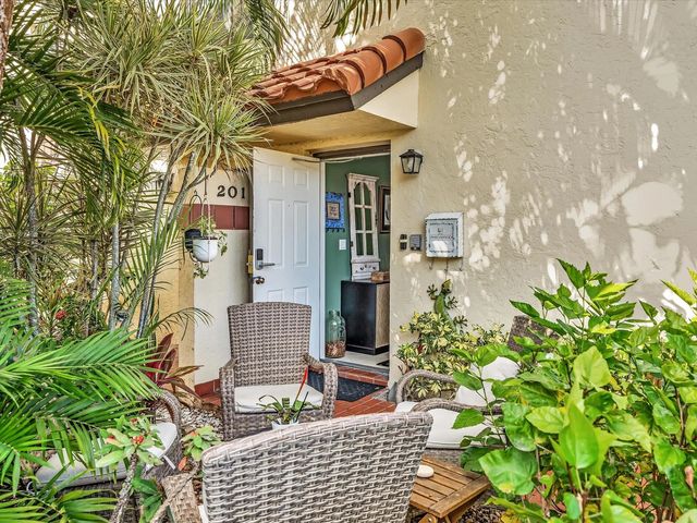 4 of 48 - 10215 N Circle Lake Drive #201, Boynton Beach, FL