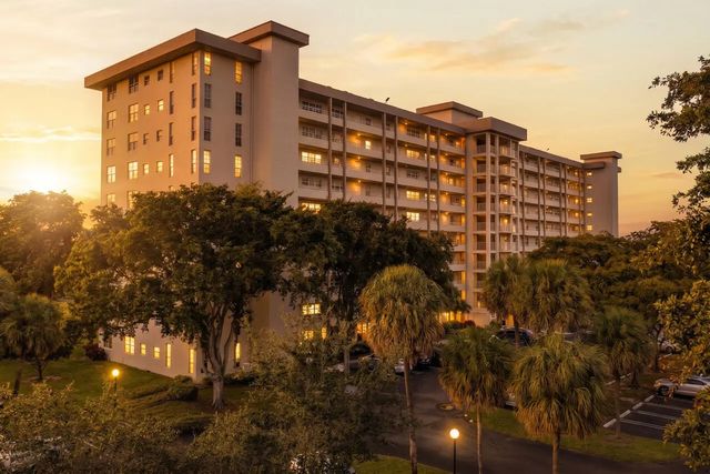 575 Oaks Lane #1002, Pompano Beach