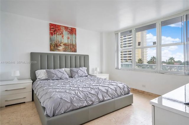 2 of 32 - 5601 Collins Avenue #423, Miami Beach, FL