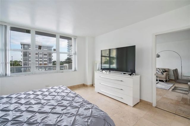 4 of 32 - 5601 Collins Avenue #423, Miami Beach, FL