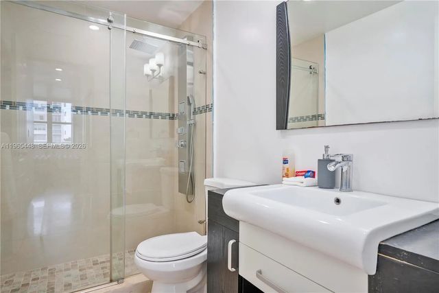 5 of 32 - 5601 Collins Avenue #423, Miami Beach, FL