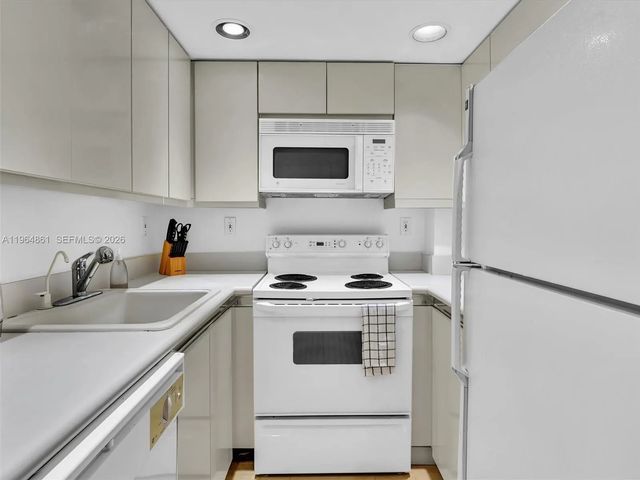 3 of 27 - 21150 Point Place #305, Aventura, FL