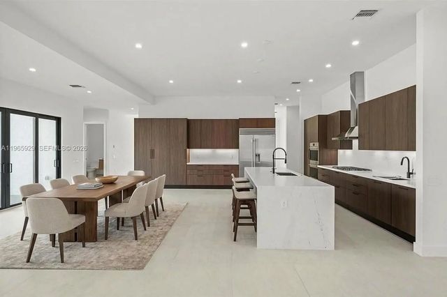 2 of 100 - 5718 Ashwood Circle W, Hollywood, FL