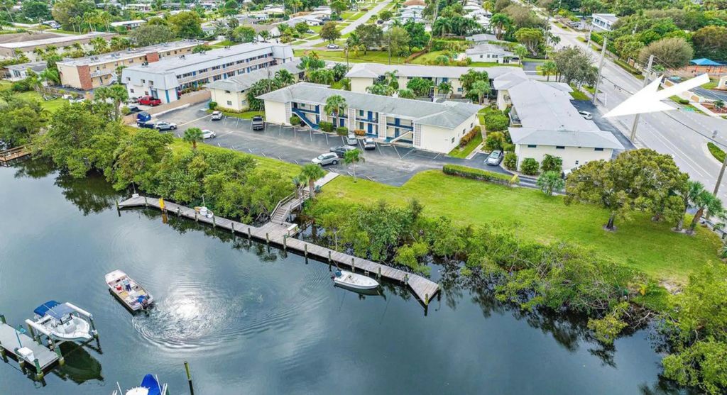 510 Prosperity Farms Road #8b, North Palm Beach