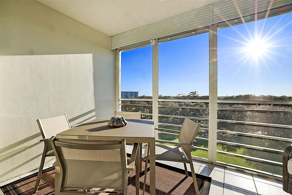 575 Oaks Lane #703, Pompano Beach