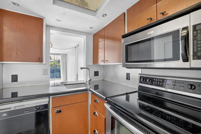 3 of 40 - 1531 Se 15th Street #8, Fort Lauderdale, FL