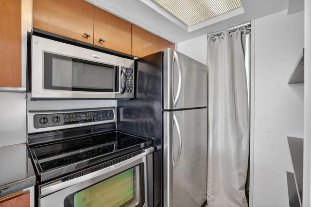 4 of 40 - 1531 Se 15th Street #8, Fort Lauderdale, FL