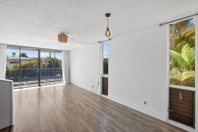 5 of 40 - 1531 Se 15th Street #8, Fort Lauderdale, FL
