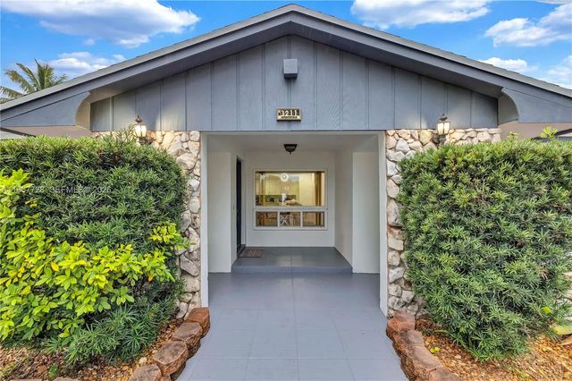 5 of 31 - 3211 Calle Largo Drive, Hollywood, FL