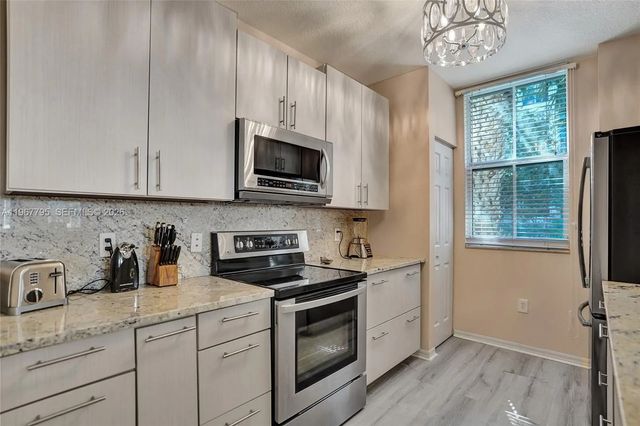 3 of 19 - 2421 Ne 65th Street #202, Fort Lauderdale, FL