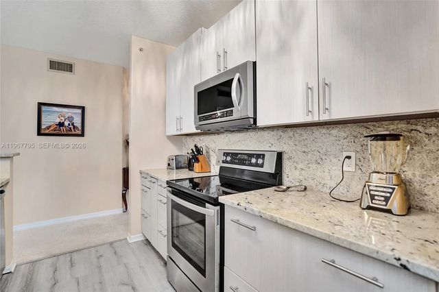 4 of 19 - 2421 Ne 65th Street #202, Fort Lauderdale, FL