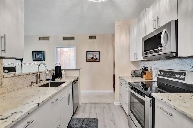 5 of 19 - 2421 Ne 65th Street #202, Fort Lauderdale, FL