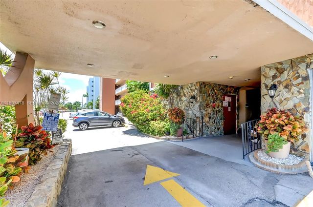 3 of 27 - 301 Ne 14th Avenue #702, Hallandale Beach, FL