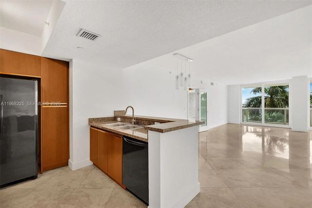 5 of 46 - 10 Venetian Way #403, Miami Beach, FL