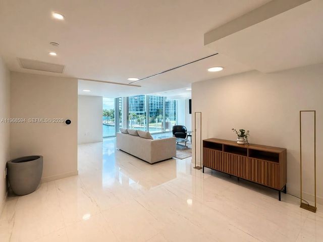 4 of 18 - 300 Biscayne Blvd Way #303, Miami, FL