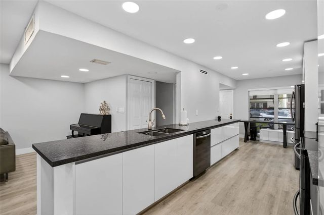 4 of 22 - 3331 Farragut Street #8d, Hollywood, FL