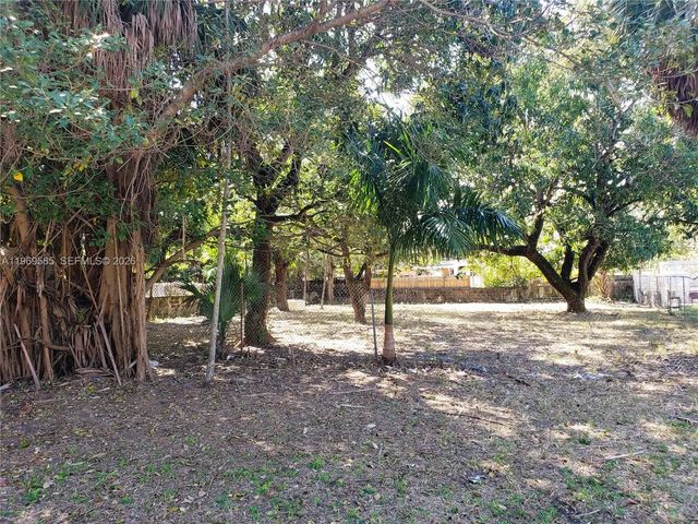 524 S Royal Poinciana Boulevard, Miami Springs