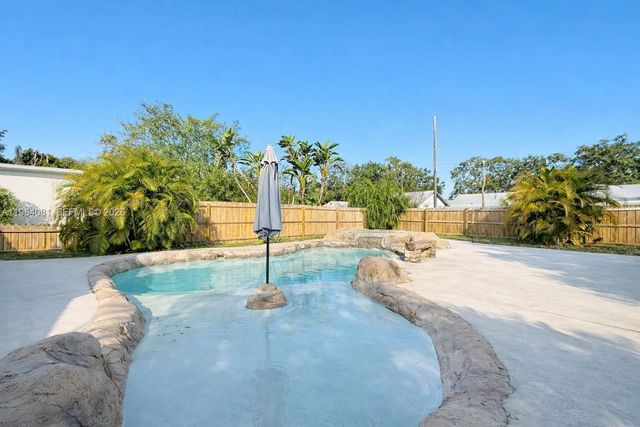 4 of 44 - 5613 N 19th Avenue S, , FL