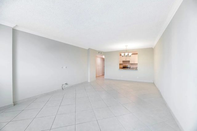 5 of 17 - 3800 N Hills Drive #402, Hollywood, FL