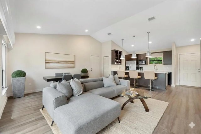 Photo of Listing #R11165893