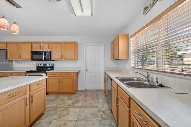 3 of 39 - 6762 Nw Daffodil Lane, Port St. Lucie, FL