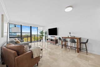 Photo of Listing #R11165996