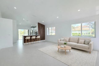 Photo of Listing #R11166063