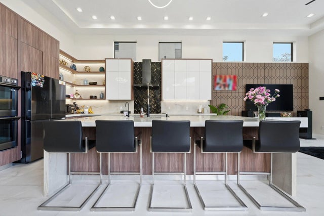 Photo of Listing #R11166108