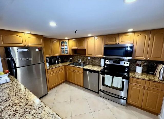 5 of 23 - 2401 Collins Avenue #509, Miami Beach, FL