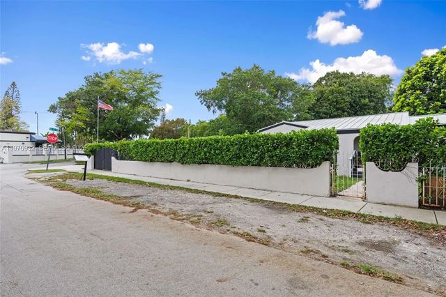 5 of 48 - 700 Sw 44th Place, Miami, FL