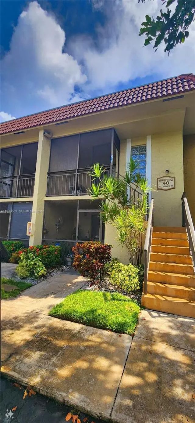 327 Lakeview Drive #103, Weston