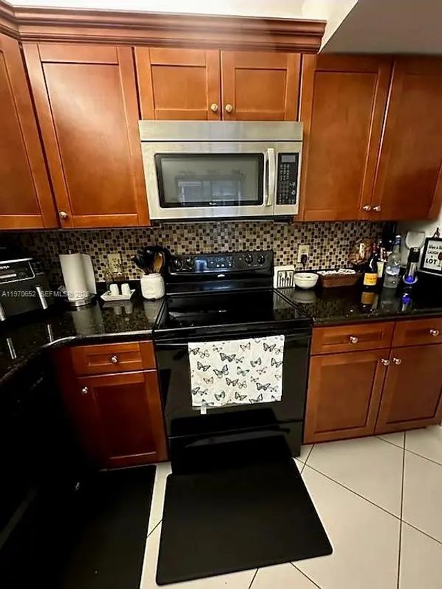 5 of 22 - 327 Lakeview Drive #103, Weston, FL