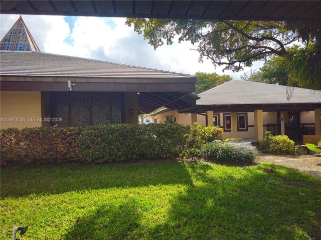 4 of 27 - 6701 S Miami Lakeway S, Miami Lakes, FL
