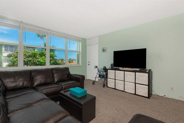 4 of 22 - 2751 Taft Street #305, Hollywood, FL