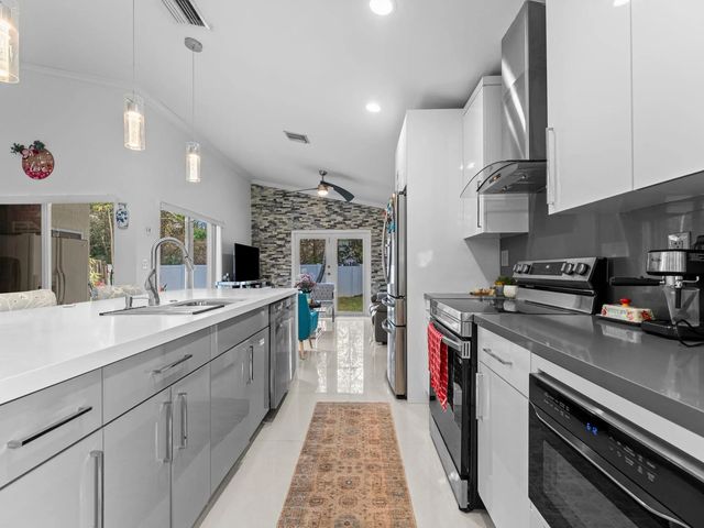 4 of 22 - 181 Sw 203rd Avenue, Pembroke Pines, FL