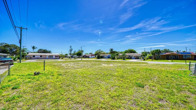 3 of 17 - 398 W 23rd Street, Riviera Beach, FL