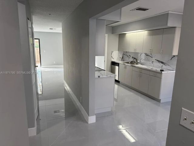 3 of 35 - 2700 N 34th Avenue #i, Hollywood, FL