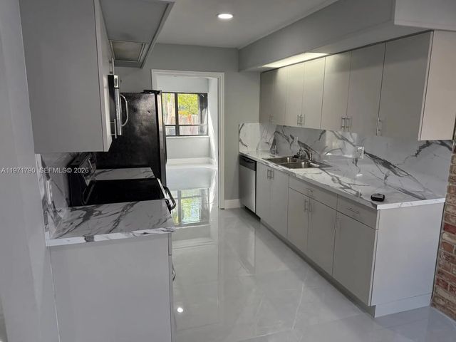 4 of 35 - 2700 N 34th Avenue #i, Hollywood, FL