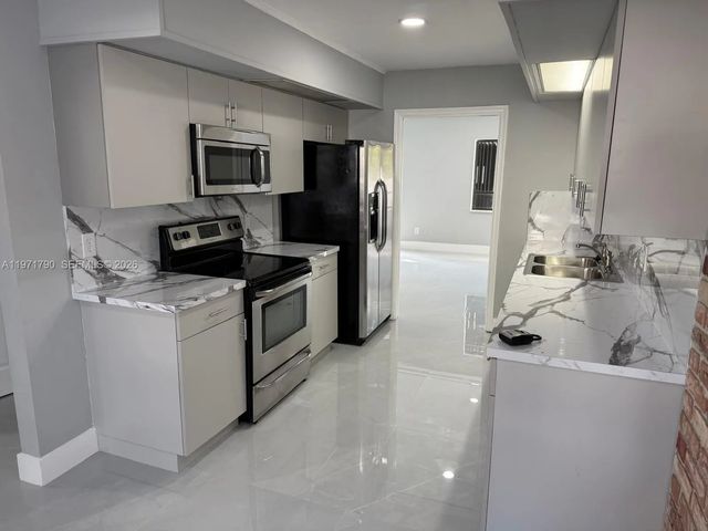 5 of 35 - 2700 N 34th Avenue #i, Hollywood, FL
