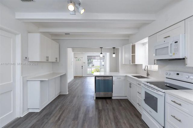 4 of 28 - 132 Sw 2nd Avenue, Hallandale Beach, FL
